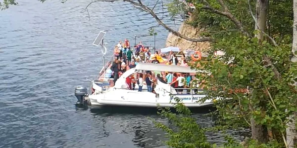 Măsurile de protecţie a pasagerilor şi nici masca de protecţie nu sunt respectate pe ambarcaţiunile de agrement de pe Lacul Vidraru - Argeş Foto DMS Stoica