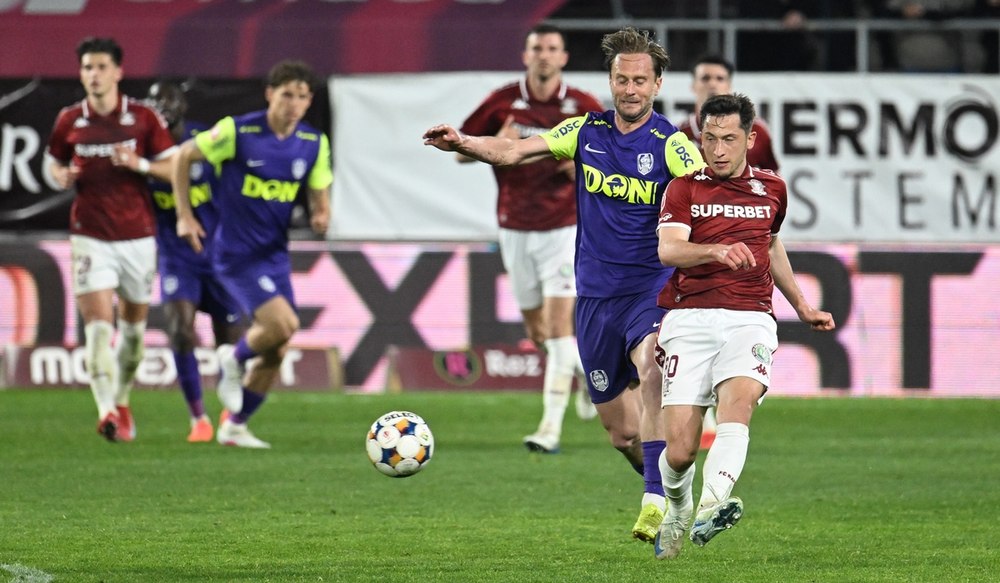 Jucători Rapid Superliga și CFR Cluj în duel pe teren în timpul meciului din play-off fotbal cu scor 1-2 pentru CFR Cluj. | sursa foto: Click