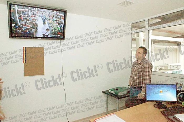 Elena Popa cumpără  de fiecare dată  de la acelaşi ţăran (Fotografii: Roberto Sălceanu)