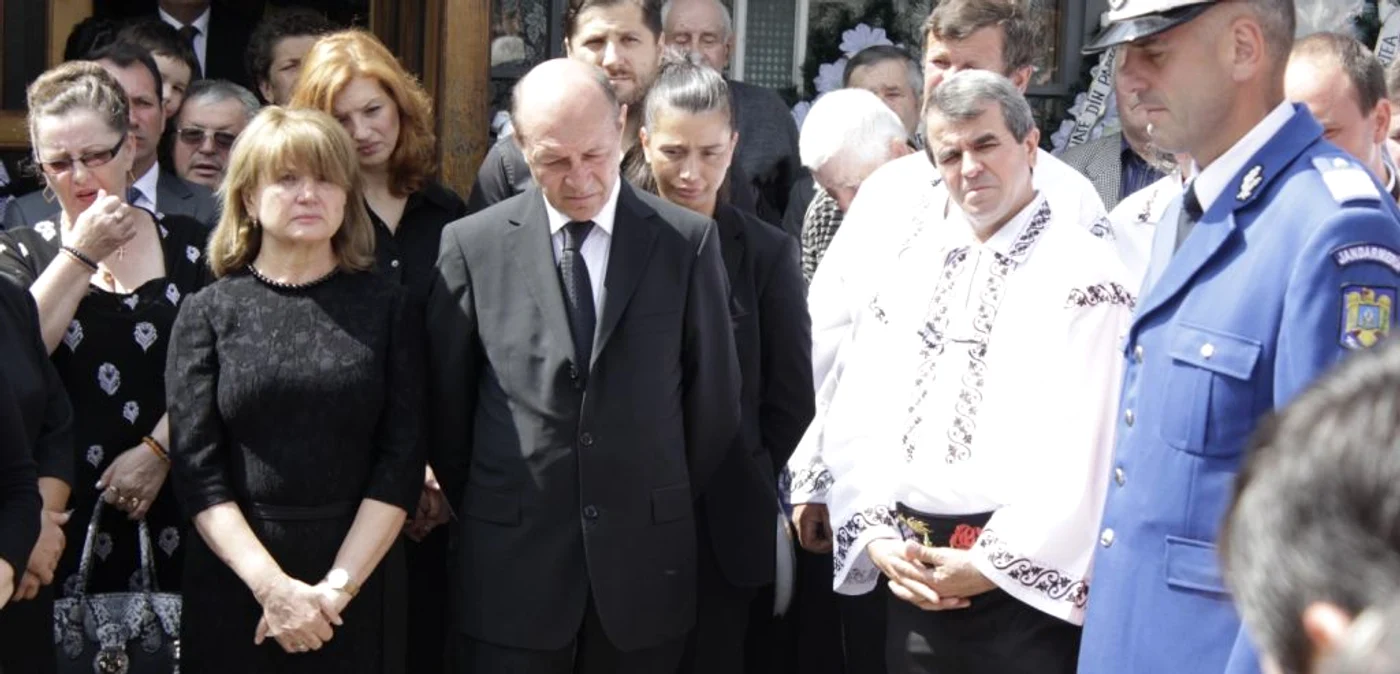 Familia Băsescu la înrmormântarea tatăului Mariei, Gheorghe Andruşca. FOTO: Dinu ZARĂ
