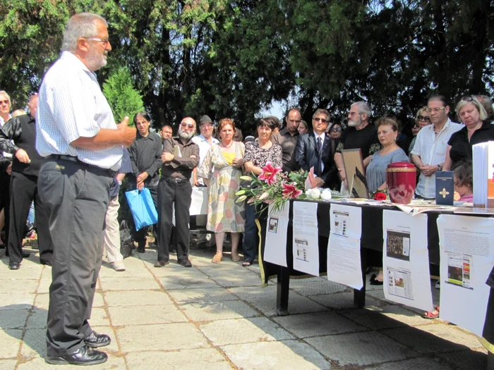Gheorghe Ciuhandu, fostul primar al Timişoarei, la procesiunea funerară din cimitirul din Calea Şagului