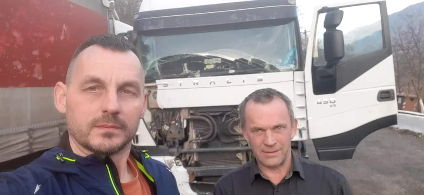 Șoferul de TIR abandonat și colegul român FOTO Facebook Omul Șoselelor