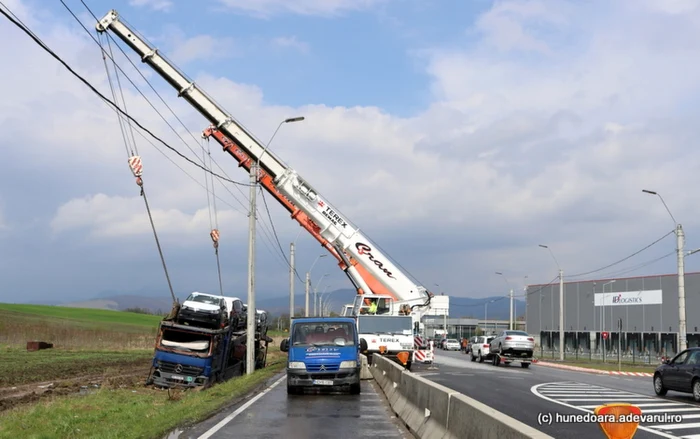 Traficul rutier a fost restricţionat în zona Sântuhalm.Foto: Daniel Guţă. ADEVĂRUL