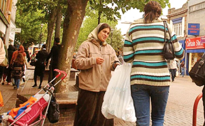 Londra. O româncă se foloseşte de un bebeluş la cerşit