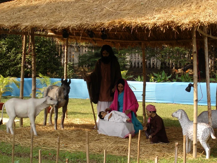 Scena naşterii Pruncului Isus în curtea unei catedrale din Calcutta, India. crăciun la 30 d egrade. FOTO: Mihaela Gligor