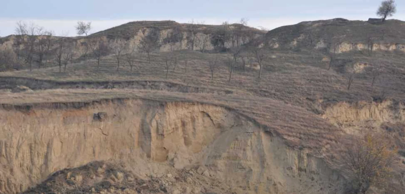O porţiune din situl arheologic „Piscul Crăsani” a fost distrus cu buldozerele FOTO: Adi Panait