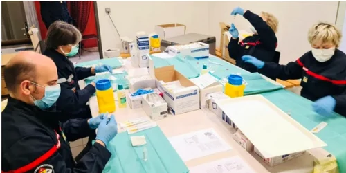 Pompieri francezi implicati in campania de vaccinare anti-COVID-19 FOTO France Bleu