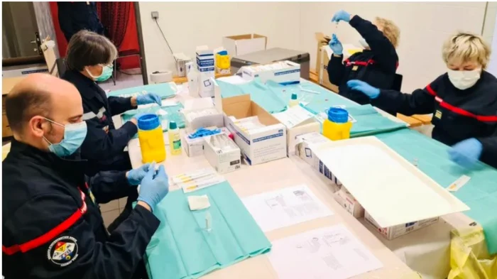 Pompieri francezi implicaţi în campania de vaccinare anti-COVID-19 FOTO France Bleu