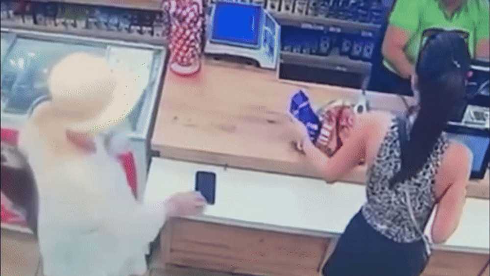 Hoața octogenară. Femeie de 84 de ani, filmată în timp ce fura un telefon mobil într-un magazin din Cluj VIDEO