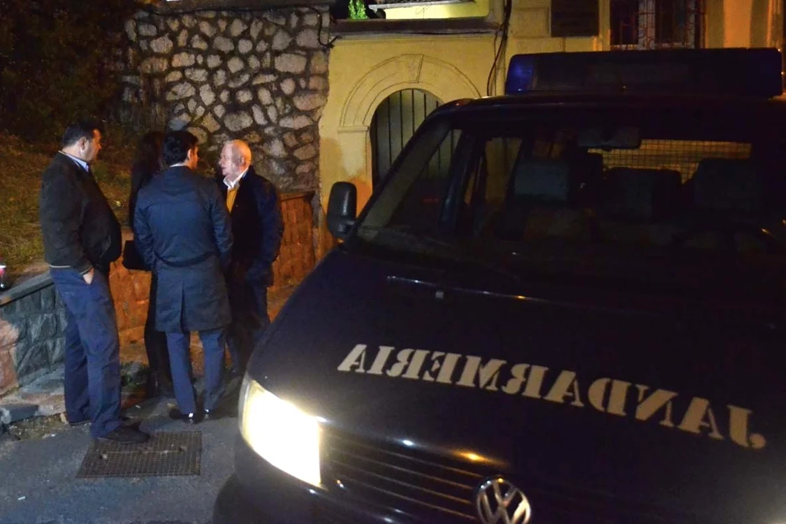 
    Viorel Hrebenciuc a aşteptat îngrijorat în faţa sediului DNA din Braşov, unde fiul lui, Andrei, era audiat de procuroriFoto: Mediafax  