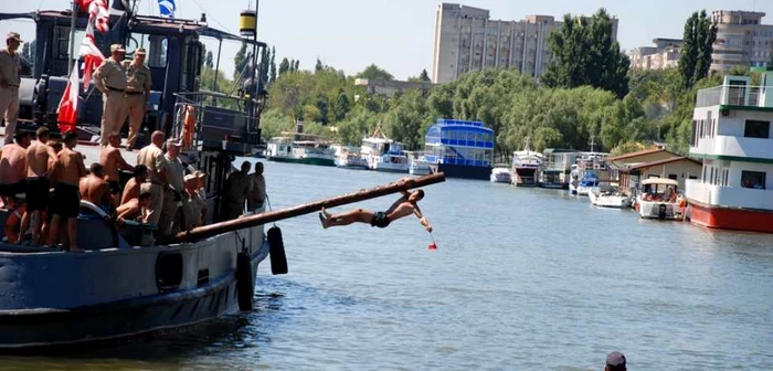 Câştigătorul probei porcul la scondru s-a agăţat de bară în loc să meargă pe ea FOTO Florentin Coman