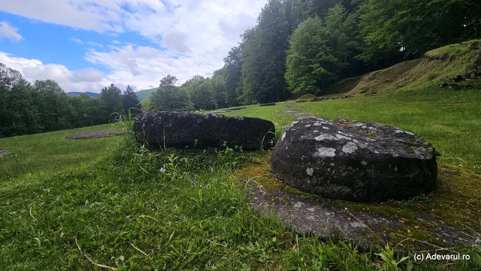Rămășițe de coloane pe Terasa a X-a. Foto: Daniel Guță. ADEVĂRUL