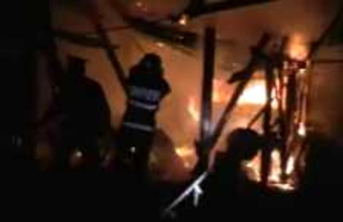 Două echipaje de pompieri au intervenit pentru stingerea incendiului