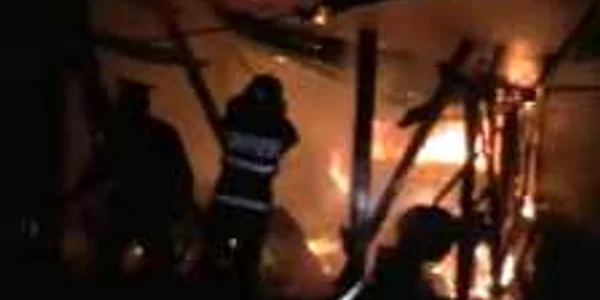 Două echipaje de pompieri au intervenit pentru stingerea incendiului