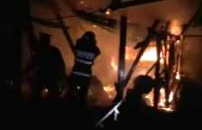 Două echipaje de pompieri au intervenit pentru stingerea incendiului