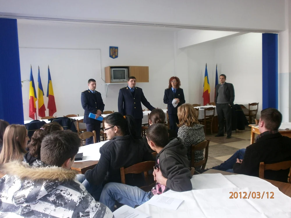 Reprezentanţii Ministerului de Interne au fost prezenţi în licee
