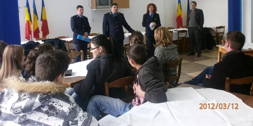 Reprezentanţii Ministerului de Interne au fost prezenţi în licee