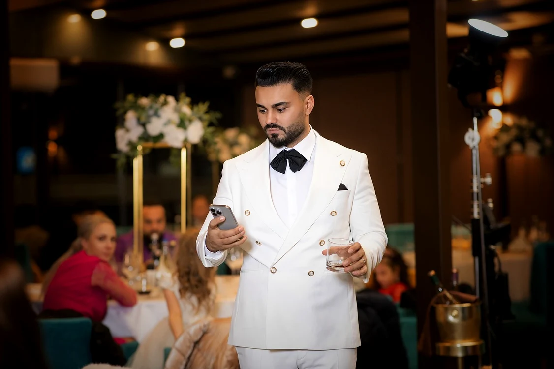Artistul acuză că producătorul i-a închis pagina de Youtube FOTO Facebook