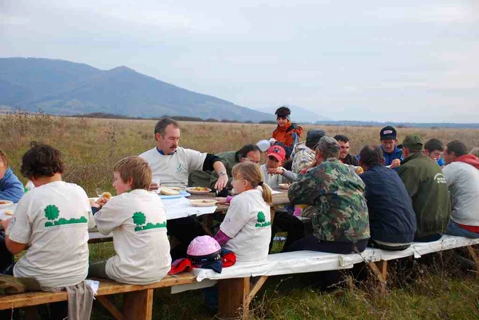 Peste 50 de voluntari au participat la plantări