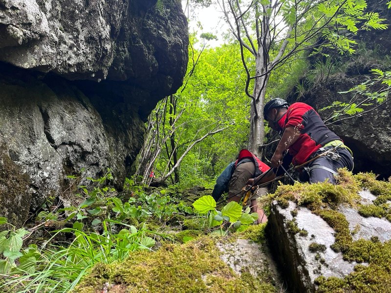 Intervenție dificilă pentru extragerea a doi turişti olandezi blocaţi pe un versant abrupt, în Valea lui Stan VIDEO