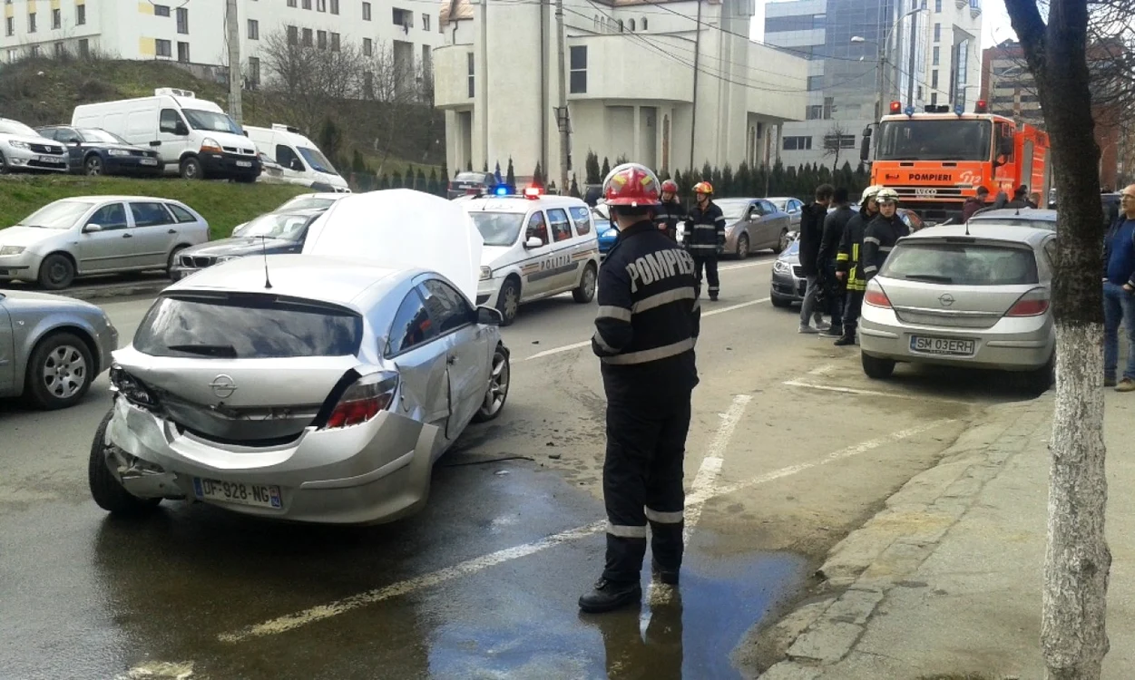 Accidentul ar fi fost provocat de un autoturism care s-a angajat neregulamentar în depăşire. FOTO Ovidiu Cornea