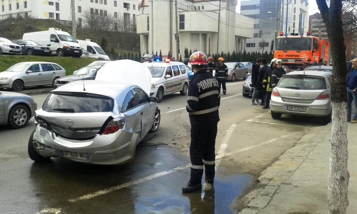 Accidentul ar fi fost provocat de un autoturism care s-a angajat neregulamentar în depăşire. FOTO Ovidiu Cornea