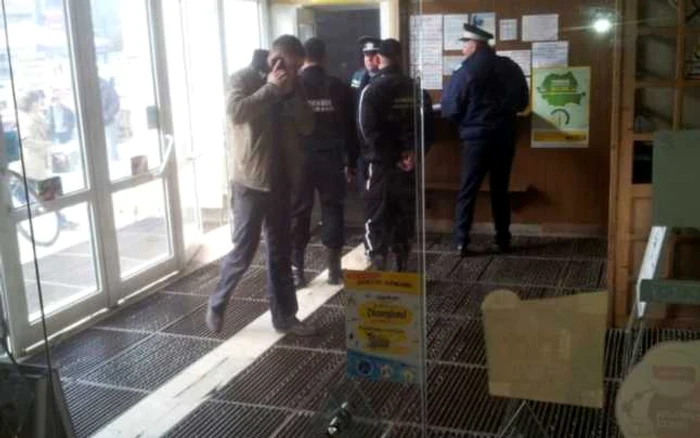 Poliţiştii au făcut cercetări la faţa locului. Foto: alba100.ro