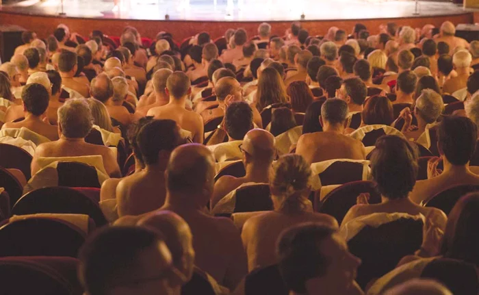 
    În sala de spectacole, hainele sunt interziseFoto: AFP  