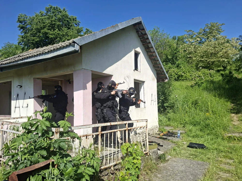 Acțiune tactică la clădiri dezafectate din pădure