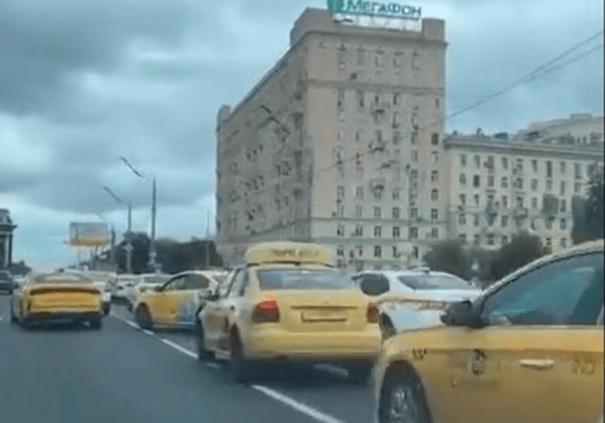Hackerii au blocat Moscova: au trimis sute de taxiuri la aceeași adresă