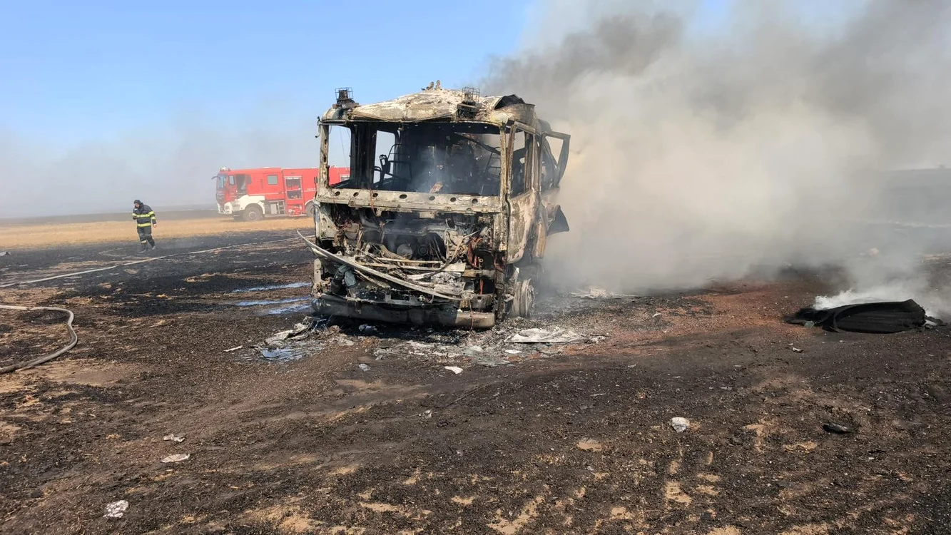 Mașina de pompieri a ars în intregime FOTO: ISU Teleorman