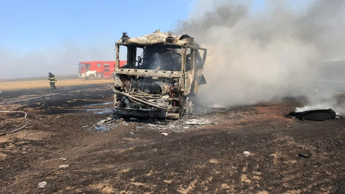 O maşină de pompieri plină cu apă s-a făcut scrum în timp ce intervenea la un incendiu