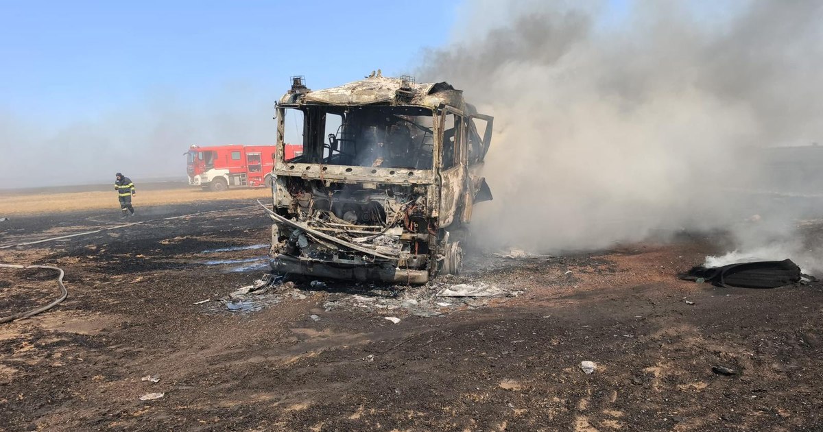 O maşină de pompieri s-a ars complet în timpul intervenţiei la un incendiu