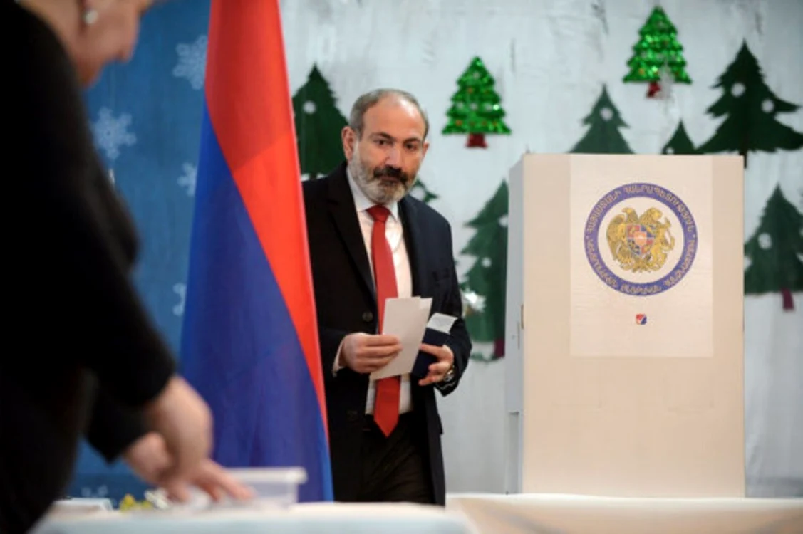 Potrivit ultimului sondaj privind intenţia de vot, partidul actualului prim-ministru în exerciţiu, Nikol Paşinian, s-ar clasa pe locul doi, cu o susţinere estimată la 23,8%.