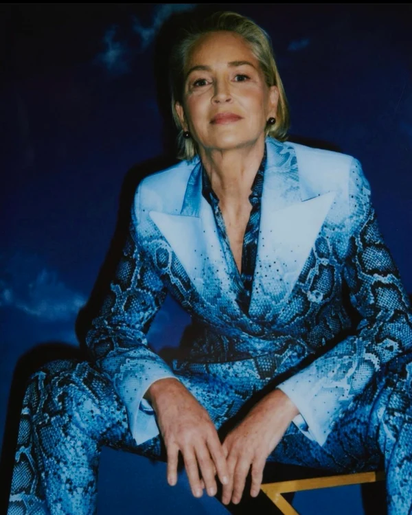 Sharon Stone a ales un costum albastru cu print leopard de la Ermanno Scervino. FOTO: Instagram
