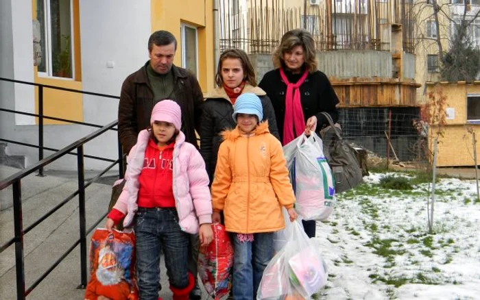 Cele trei fete, alături de familia "adoptivă"