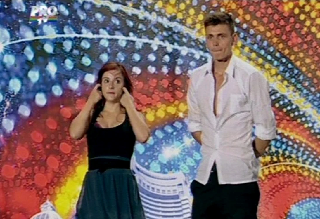 
    Fata s-a ţinut de capul lui până a acceptat să danseze împreună  