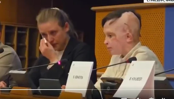 Moment sfâșietor în Parlamentul European. O interpretă a izbucnit în lacrimi când traducea mărturia unui copil ucrainean despre moartea mamei sale