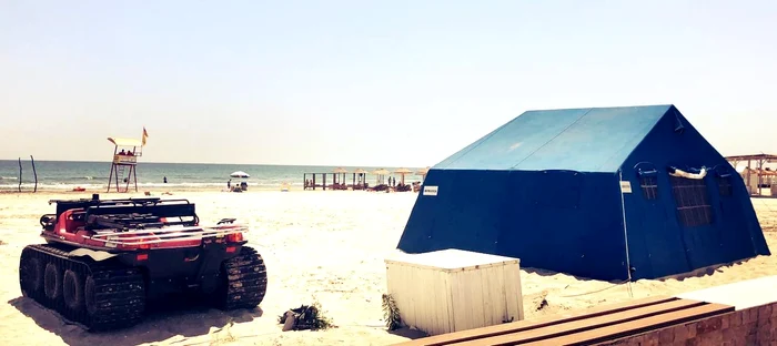 
    Pompierii folosesc șenilata pe plajă pentru salvarea turiștilorFotografii: IGSU  