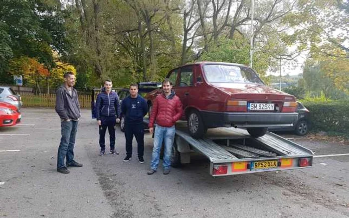 Cei trei tineri, alături de un alt prieten şi lângă Dacia cu care au traversat Europa