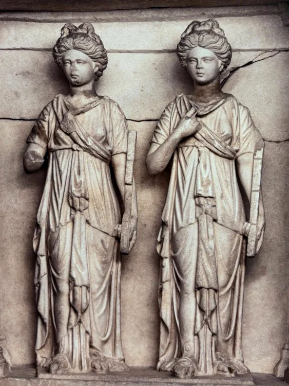 Monument votiv cu reprezentarea dublei Nemesis, descoperit la Tomis (© Muzeul Național al Banatului)