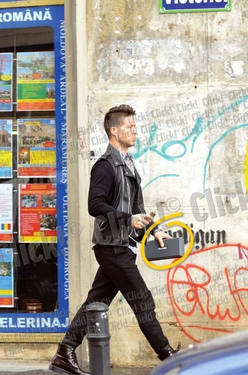 
    Artistul și-a  luat  microfon profesional (Fotografii: Alex Muscaliu)  