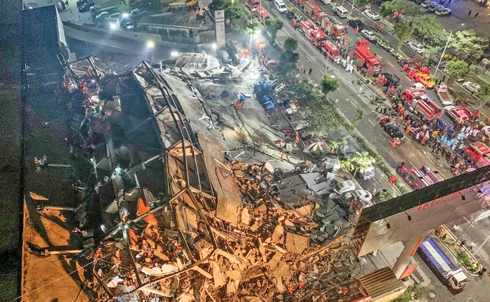 
    Hotelul Xinjai s-a transformat într-un munte de moloz sâmbătă, la scurt timp după ora 19.00  