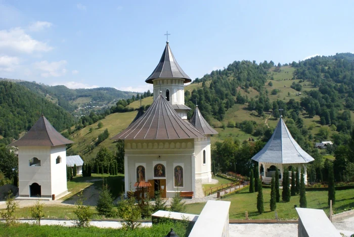 Magazia de lumânări a Mănăstirii Parva a fost cuprinsă de flăcări FOTO: old.monahism.ro