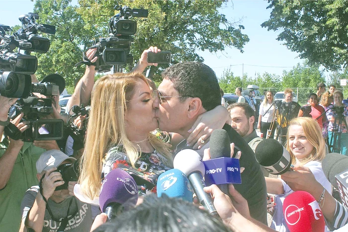 2 iulie a fost data  eliberării, dar și data  în care au apărut oficial  ca și un cuplu. Vali și  Cristi s-au sărutat cu foc