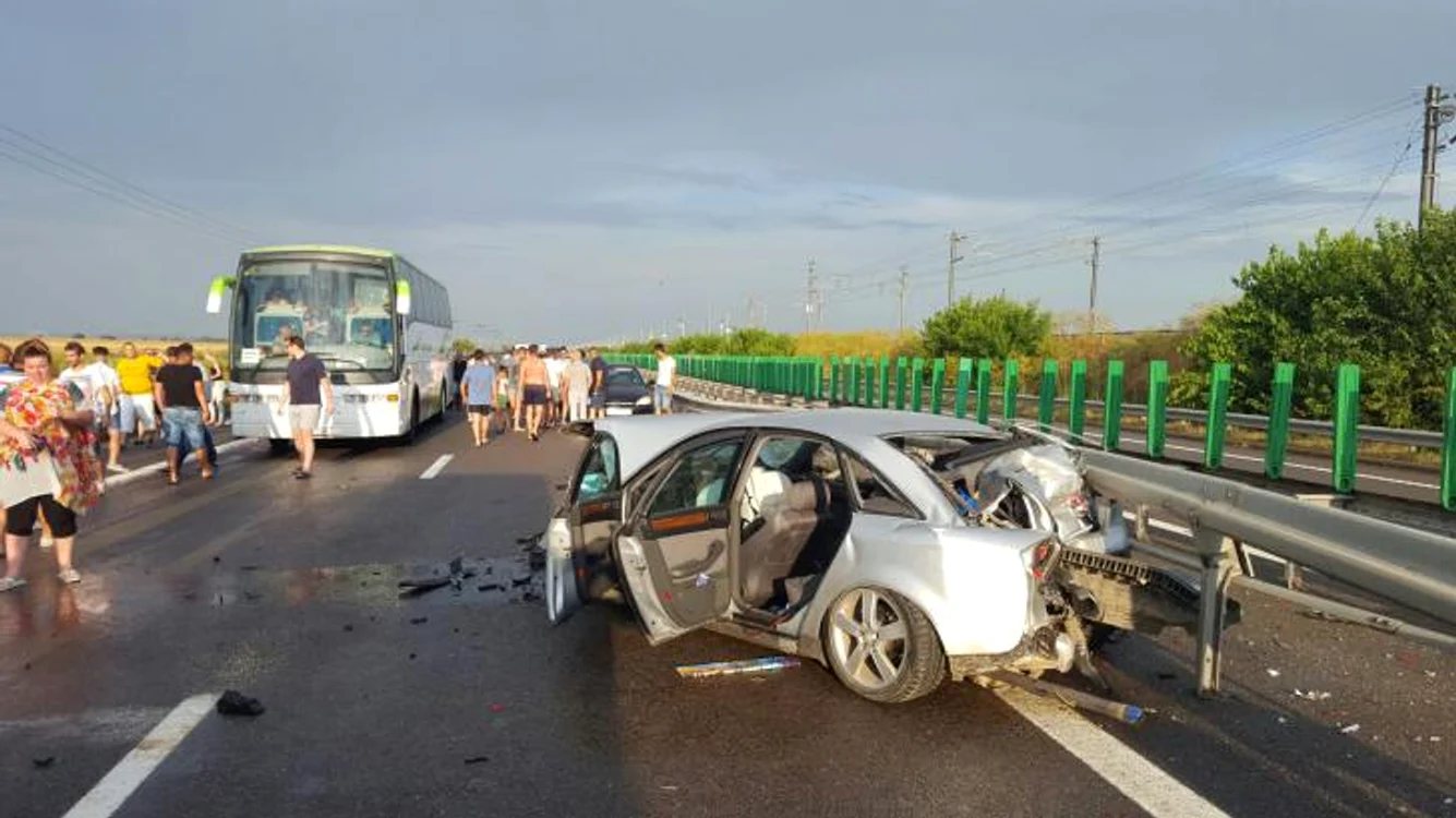 
    Accident la Fetești. Patru persoane au fost răniteFoto: Digi24  