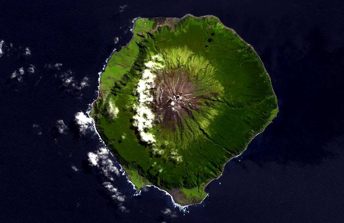 Tristan da Cunha, în octombrie 2026. Localitatea Edinburgh of the Seven Seas se află în nordul insulei