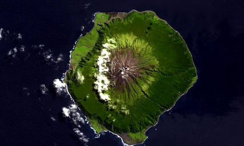 Tristan da Cunha, în octombrie 2026. Localitatea Edinburgh of the Seven Seas se află în nordul insulei