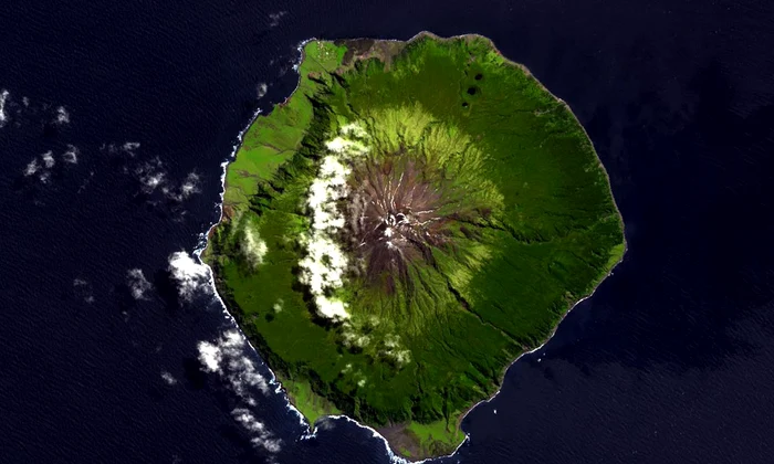 Tristan da Cunha, în octombrie 2026. Localitatea Edinburgh of the Seven Seas se află în nordul insulei