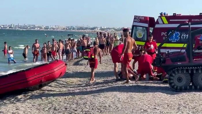 Tânărul a fost scos din mare dupa aproximativ 30 de minuteFOTO: ziuaconstanta.ro